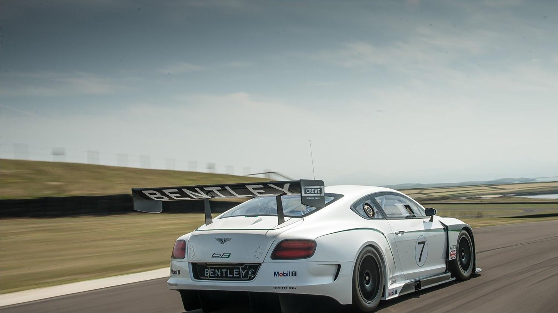 勇士后卫完成绝杀后队友热情拥抱,勇士组织后卫