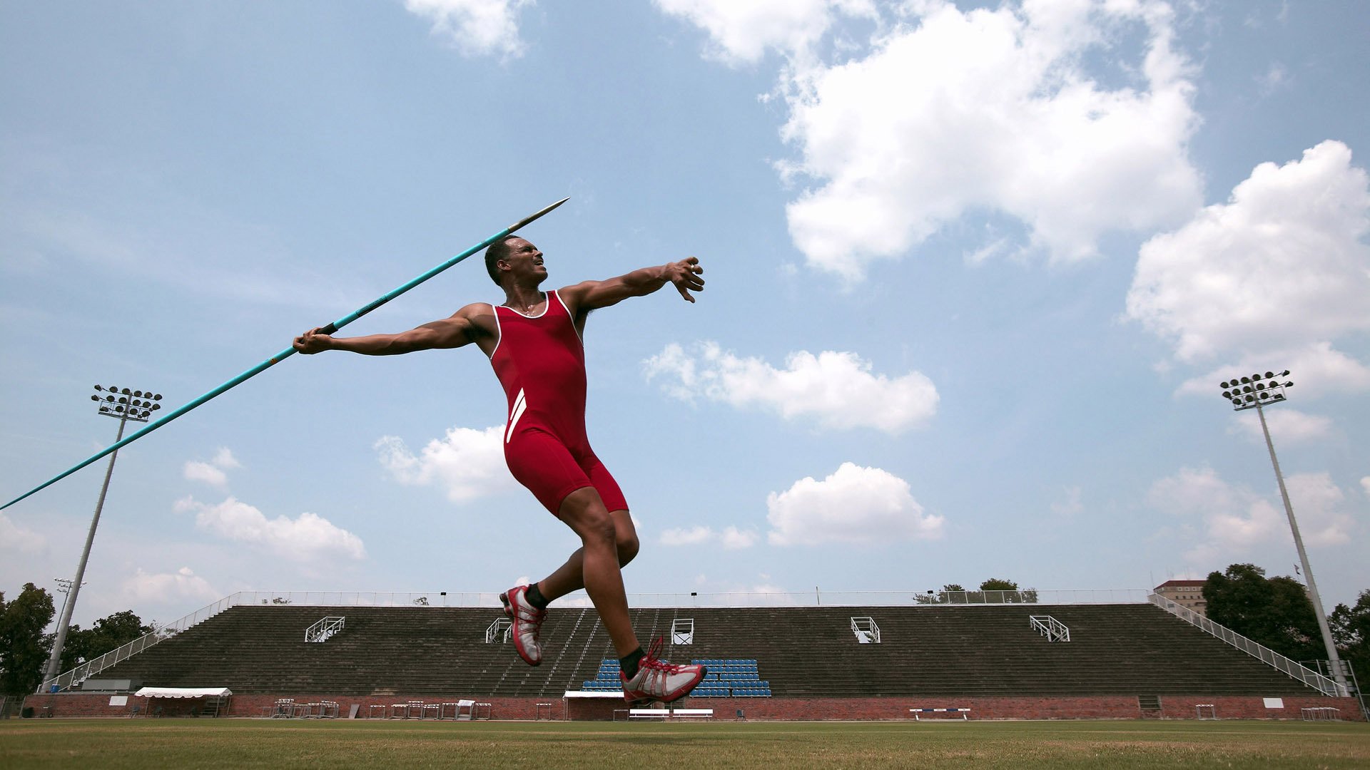 女子排球选手征战海外联赛表现稳定,谈论国际女子排球的海报的对话