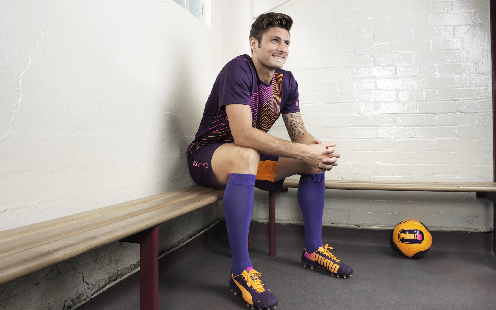 跨界合作打造足球主题的文化创意产品，市场潜力巨大，足球创意设计